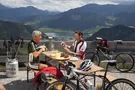 Mountainbiker bei einer Pause in den Bergen um sen Walchsee