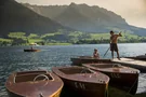 Ruderboote am Walchsee mit Bergpanorama