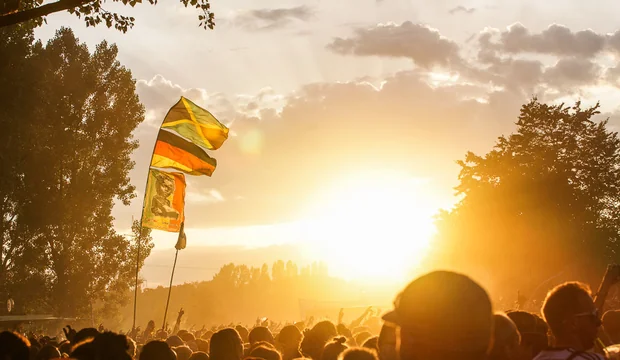 Fahne im Sonnenuntergang beim Summerjam Festival Fahne im Sonnenuntergang beim Summerjam Festival