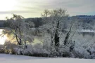 Blick auf den Katzensee in traumhaft verschneiter Umgebung