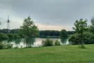 Blick auf den, zwischen Bäumen friedvoll ruhenden, Filzinger See 