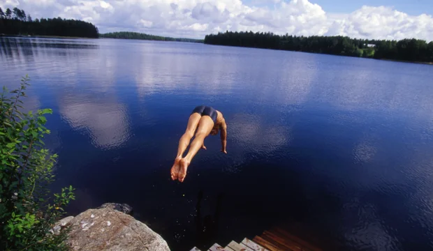 Angeln mit Kindern an der Saimaa Seenplatte Sprung ins erfrischende Wasser der finnischen Seen