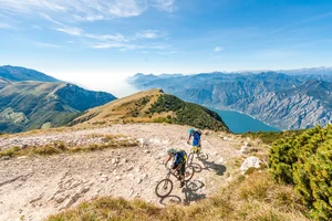 Mountainbiker auf den Bergen über dem Gardasee