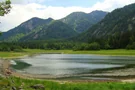 Der Lödensee umgeben von idyllischer Berglandschaft