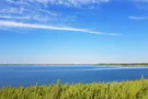 Blick auf den himmlisch blauen Zwenkauer See