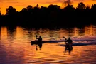 Boot fahren in den Sonnenuntergang