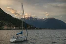 Segelboot vor der beeindruckenden Bergkulisse am Comer See