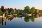 Spiegelung des Ufers auf der Wasseroberfläche des Fleesensee