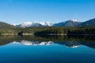 Spiegelung der Bäume und Berge im Eibsee