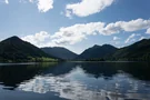 Spiegelung des Himmels und der Berge auf dem Schliersee