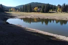 Spiegelung der Bäume auf dem Lütschestausee