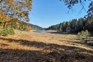 Der Lütschestausee erstrahlt in den herbstlichen Sonnenstrahlen