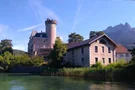 Alte Gebäude schmücken das Ufer des Lac d'Annecy