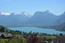 Der Lac d'Annecy in mitten der Alpen 