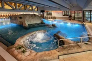 Blick auf die Felslagune in der Chiemgau Therme