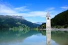 Grüne Berge am Reschensee