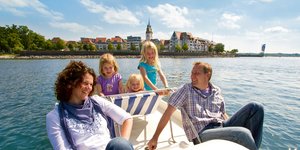 Familie im Tretboot auf dem Bodensee 