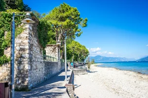Flacher Strand in Sirmione am Gardasee Flacher Strand in Sirmione am Gardasee