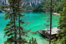 Boote auf dem türkisen Wasser des Pragser Wildsees