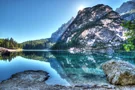 Eindrucksvolles Bergpanorama an den Ufern vom Pragser Wildsee