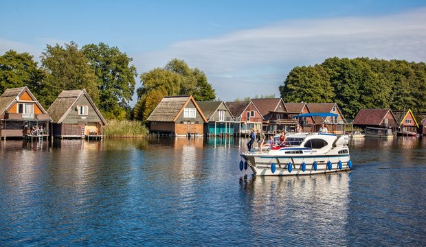 Hausbooturlaub auf der Mecklenburgischen Seenplatte Hausbooturlaub auf der Mecklenburgischen Seenplatte