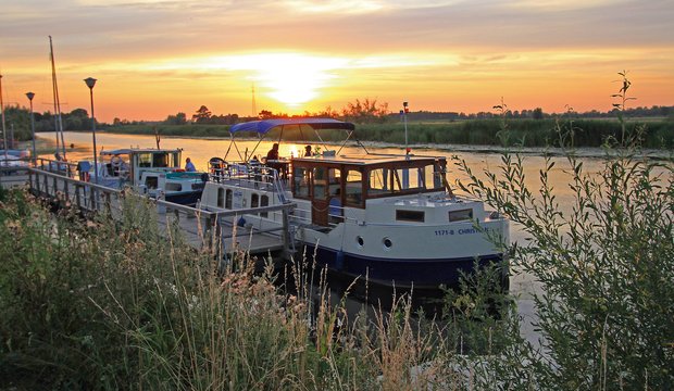 Moderner Hausboot-Anleger in Oslonka Moderner Hausboot-Anleger in Oslonka