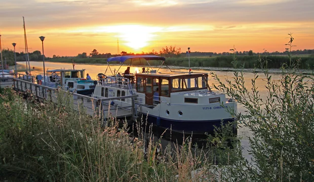 Moderner Hausboot-Anleger in Oslonka