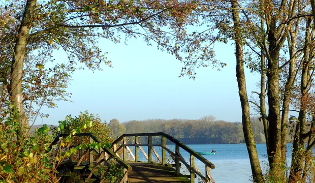 Einer der schönsten Wanderwege im UNESCO-Biosphärenreservat Schaalsee führt über den Strangen bei Zarrentin. Von der Brücke aus kann man auf den Schaalsee und auf den Kirchensee schauen.