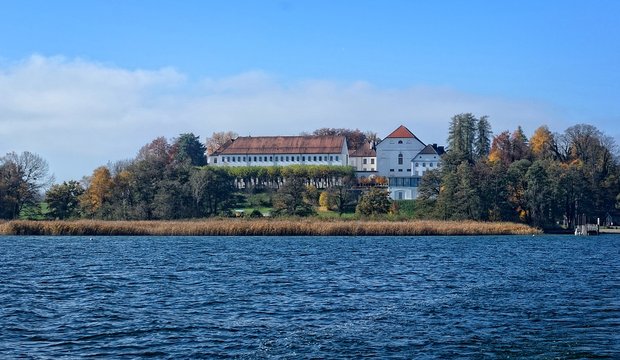 Blick auf die Herreninsel im Chiensee Blick auf die Herreninsel im Chiensee