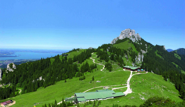 Die Kampenwand mit Chiemsee im Hintergrund Die Kampenwand mit Chiemsee im Hintergrund
