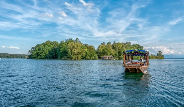 Fahrt mit der Zille auf die Roseninsel auf dem Starnberger See Fahrt mit der Zille auf die Roseninsel auf dem Starnberger See