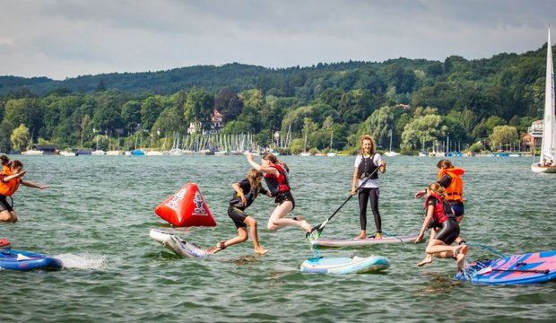 Spaß auf dem Stand Up Paddling-Brett Spaß auf dem Stand Up Paddling-Brett
