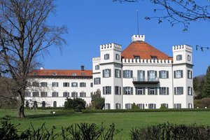 Stand Up Paddling am Starnberger SeeVotivkapelle in Berg am Starnberger See Schloss Possenhofen am Starnberger See