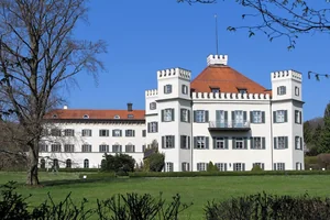 Stand Up Paddling am Starnberger SeeVotivkapelle in Berg am Starnberger See Schloss Possenhofen am Starnberger See