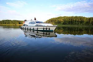   Mit dem Hausboot unterwegs