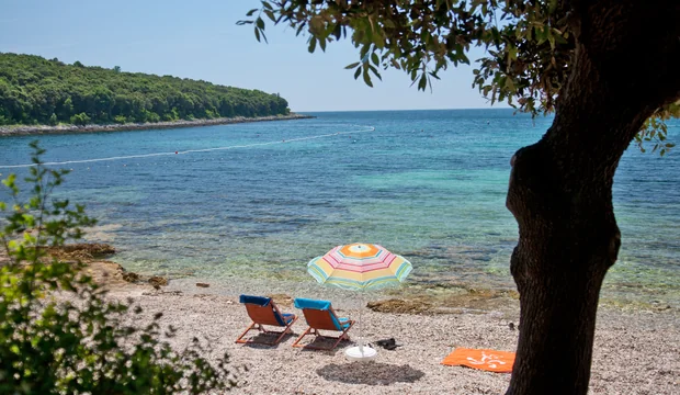 Abgelegen liegen am Strand in Kroatien