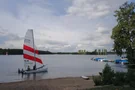 Ein Boot wird im Elbsee zu Wasser gelassen