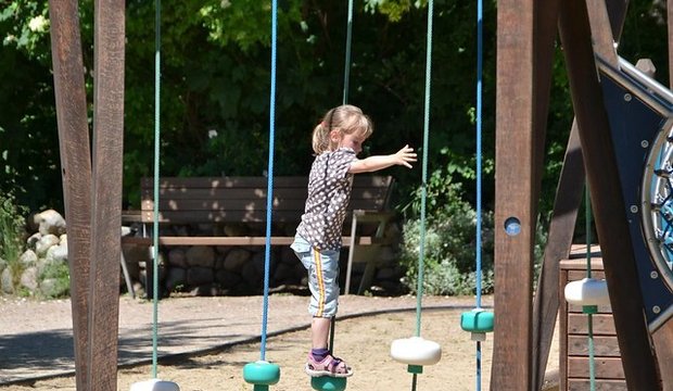 Kind auf dem Spielplatz am Müritzeum Kind auf dem Spielplatz am Müritzeum