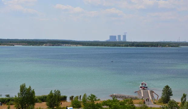 Blick auf den türkis-blauen Störmthaler See