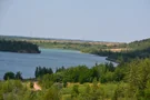 Der Störmthaler See umgeben von seinem grünen Ufer