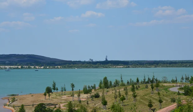 Das türkise Wasser des Störmthaler Sees lädt zum baden ein