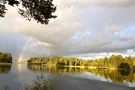 Ein Regenbogen über dem Deglunden in Schweden