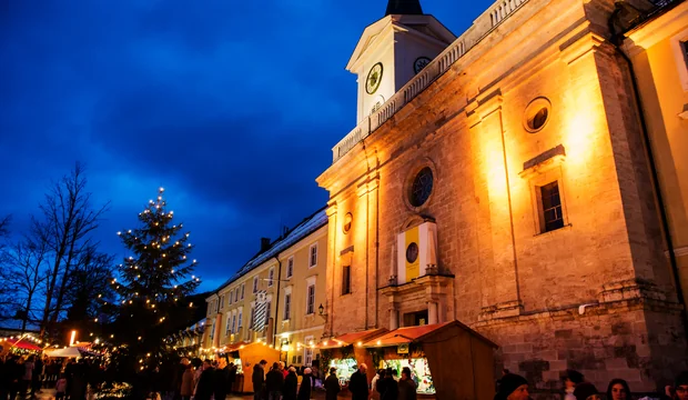 Abends auf dem Weihnachtsmarkt am Tegernsee Abends auf dem Weihnachtsmarkt am Tegernsee