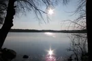 Reflektion der Sonne auf der Wasseroberfläche des Holzmühlenweihers