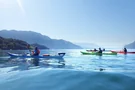 Reisegruppe mit Kayaks auf dem Lac du Bourget