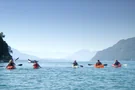 Reisegruppe mit Kayaks auf dem Lac du Bourget