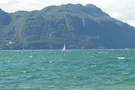 Segler auf dem sonnigen Lac du Bourget