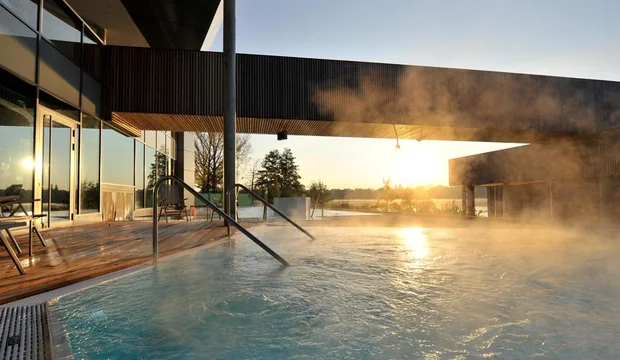 Fontane Therme Thermalbecken + Brücke zur Seesauna