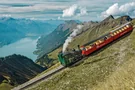 Die Brienzer Rothorn Dampfzahnradbahn im Berner Oberland mit Blick auf den Brienzersee