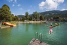 Sprung in den Mondsee im Alpenseebad